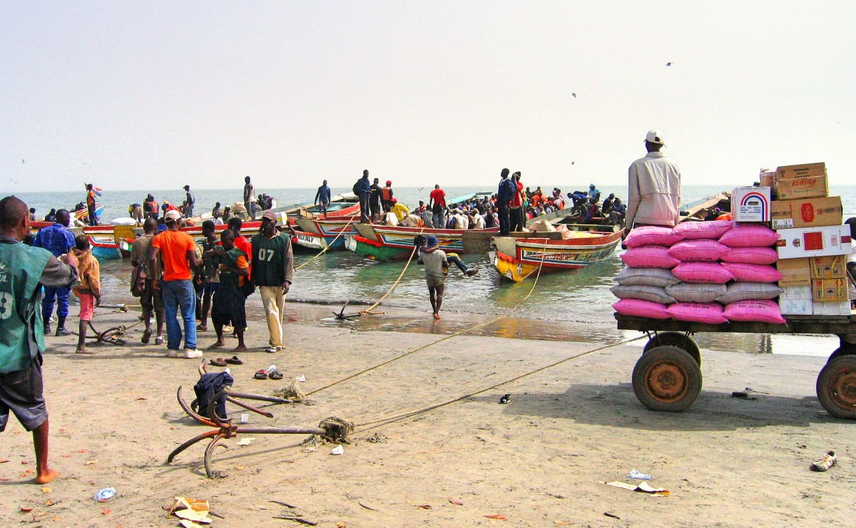 Zdjęcia: Banjul, Rzeka Gambia, Przygotowania do przeprawy, GAMBIA Zdjęcia: Banjul, Rzeka Gambia, Przygotowania do przeprawy, GAMBIA
