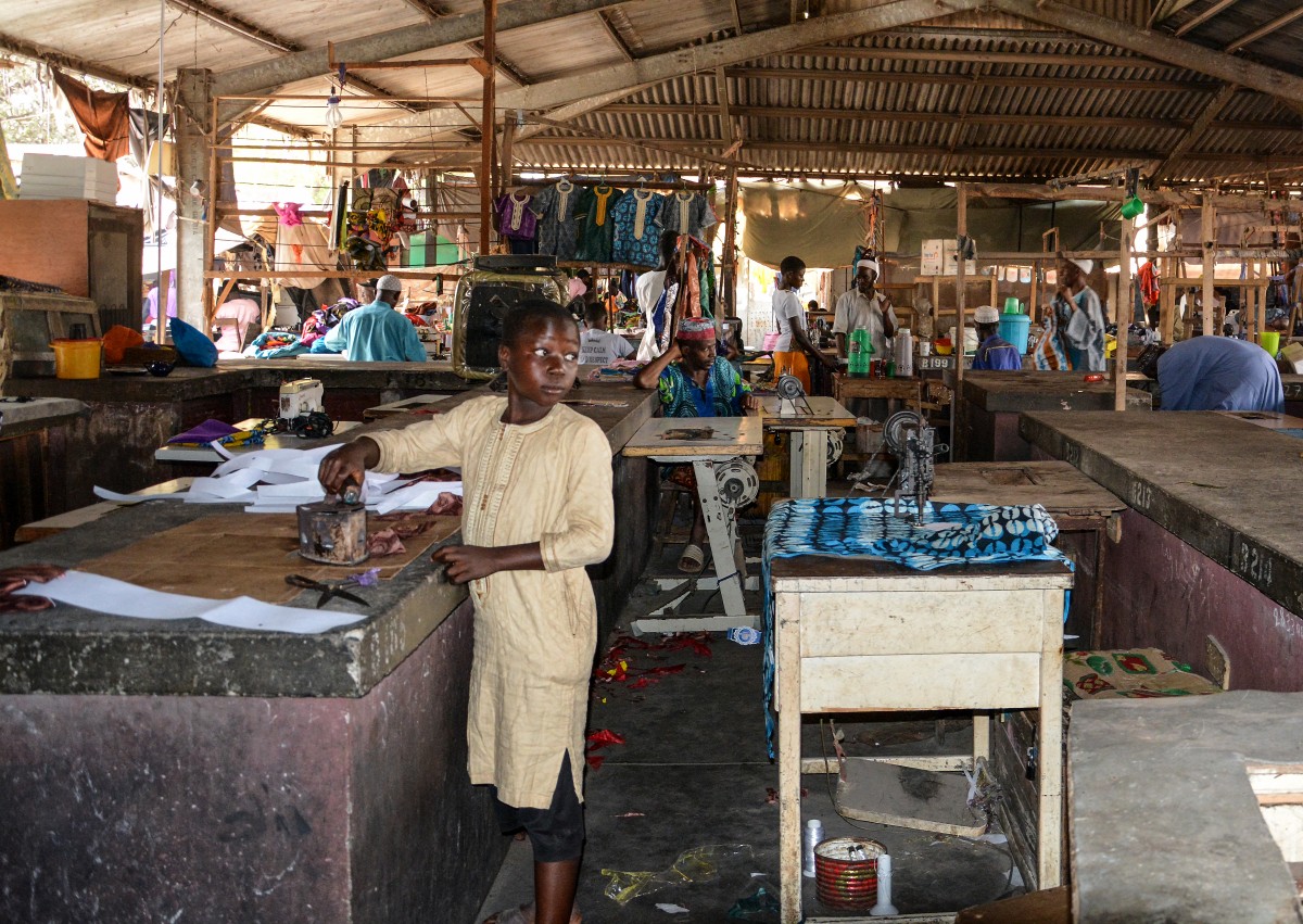 Zdjęcia: Bandżul, w pracowni krawieckiej, GAMBIA Zdjęcia: Bandżul, w pracowni krawieckiej, GAMBIA