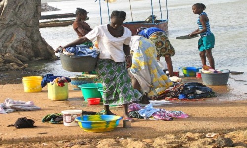 Zdjecie GAMBIA / Rzeka Gambia / Kutaur / Pranie