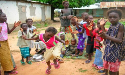 Zdjecie GAMBIA / brak / ALBREDA/JUFFUREH / zabawa malych mieszkancow wioski