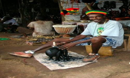 Zdjecie GAMBIA / brak / sklepy z pamiatkami /  przy pracy