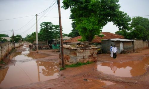 Zdjecie GAMBIA / brak / jedna z dzielnic / typowy widok ubogich dzielnic