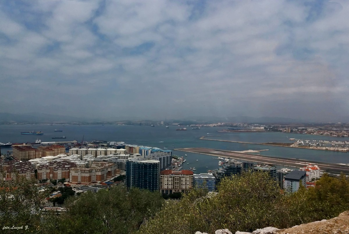 Zdjęcia: Zatoka Gibraltarska., Półwysep Iberyjski., Jedno z najbardziej niebezpiecznych lotnisk (fragment)., GIBRALTAR Zdjęcia: Zatoka Gibraltarska., Półwysep Iberyjski., Jedno z najbardziej niebezpiecznych lotnisk (fragment)., GIBRALTAR
