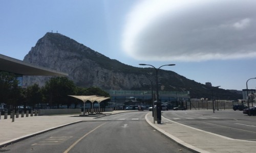 Zdjcie GIBRALTAR / Gibraltar / Koo lotniska / Chmura soczewkowa 