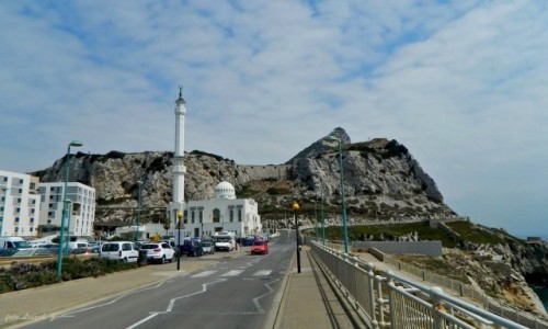 Zdjecie GIBRALTAR / Plwysep Iberyjski. / Zatoka Gigraltarska. / Gibraltar - Meczet  Ibrahim - al - Ibrahim na tle Skay Gibraltarskiej.