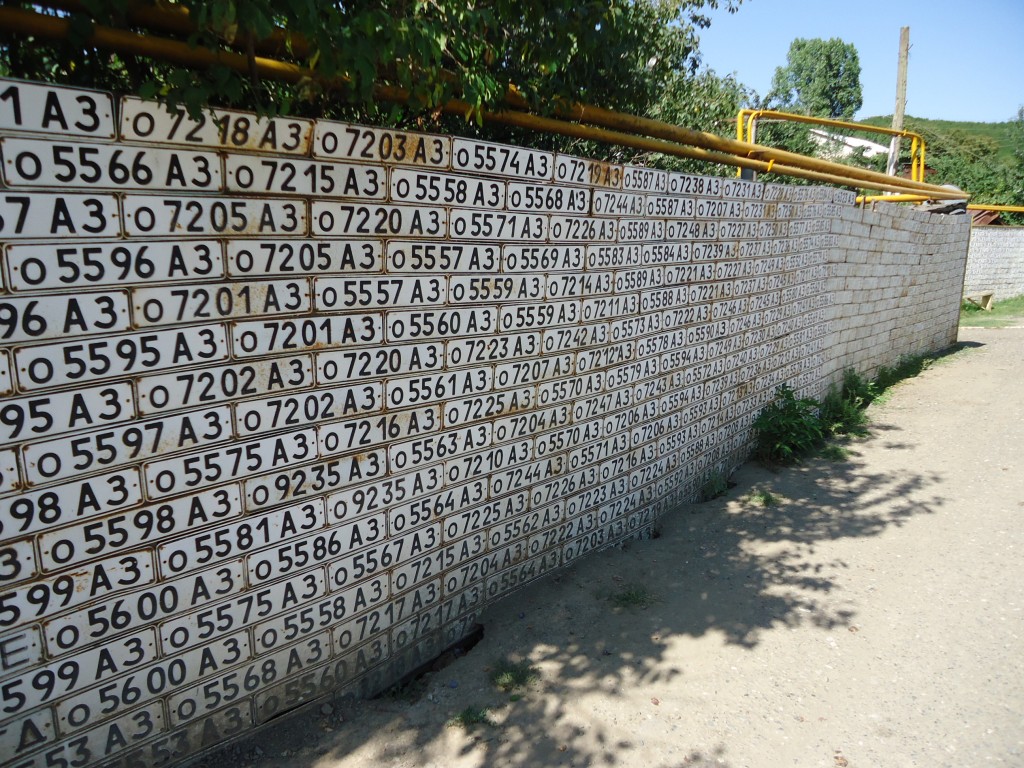 Zdjęcia: Wank, Rejon askerański, Płoty z tablic rejestracyjnych ...., GÓRSKI KARABACH Zdjęcia: Wank, Rejon askerański, Płoty z tablic rejestracyjnych ...., GÓRSKI KARABACH