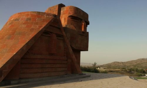 Zdjcie GRSKI KARABACH / Stepanakert / Przedmiecie / Pomnik na wzgrzu „Dziadek i Babcia”