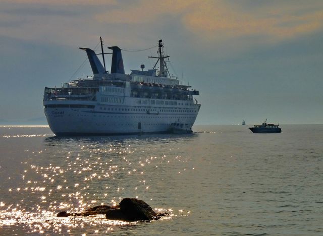 Zdjęcia: Mikonos, Cyklady, Statek wycieczkowy opuszcza port, GRECJA Zdjęcia: Mikonos, Cyklady, Statek wycieczkowy opuszcza port, GRECJA