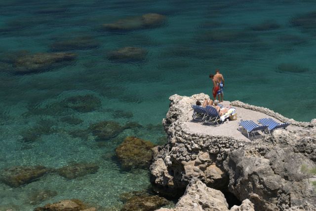 Zdjęcia: Anthony Quinns Bay, Rodos, Skoczyć czy poleżeć???, GRECJA Zdjęcia: Anthony Quinns Bay, Rodos, Skoczyć czy poleżeć???, GRECJA