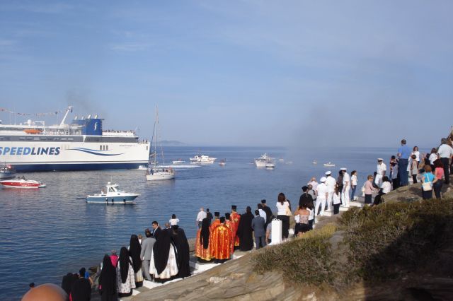 Zdjęcia: Wyspa Sifnos (Cyklady), Morze Egejskie, w oczekiwanie na przybycie ikony..., GRECJA Zdjęcia: Wyspa Sifnos (Cyklady), Morze Egejskie, w oczekiwanie na przybycie ikony..., GRECJA