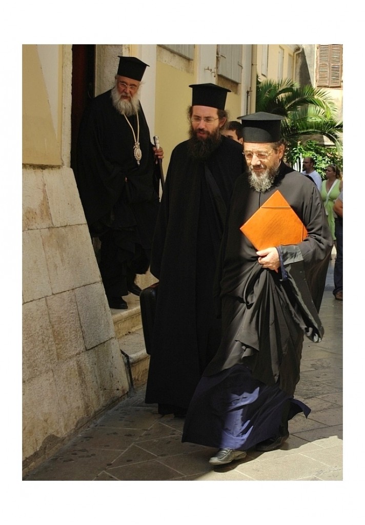 Zdjęcia: Corfu Town, Corfu Town, Man in black, GRECJA Zdjęcia: Corfu Town, Corfu Town, Man in black, GRECJA