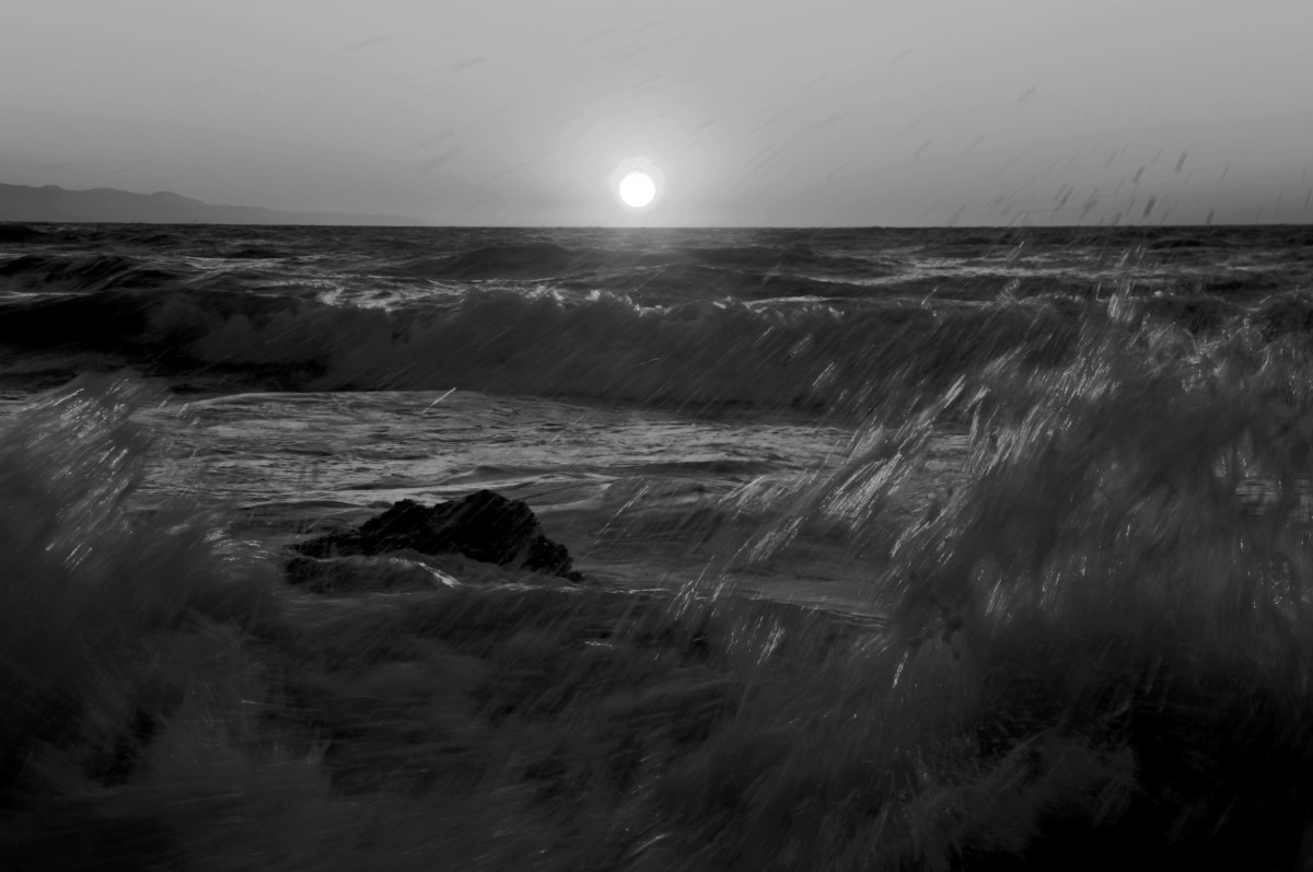 Zdjęcia: Logas Beach, Korfu, Słoneczko na fali (b/w), GRECJA Zdjęcia: Logas Beach, Korfu, Słoneczko na fali (b/w), GRECJA