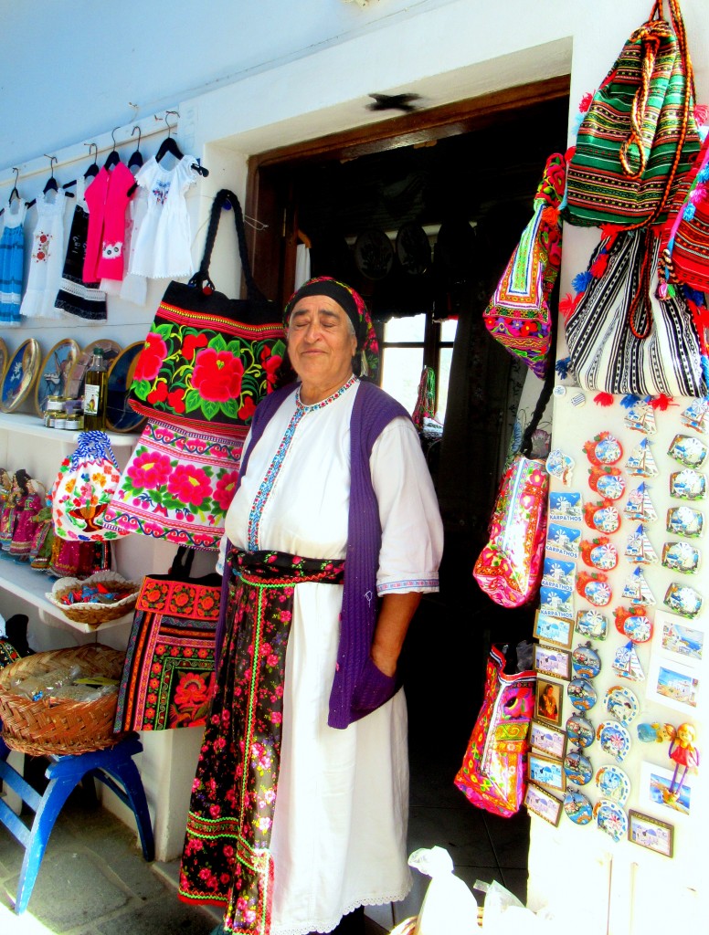 Zdjęcia: Olympos, Karpathos, Lokalna sprzedawczyni, GRECJA Zdjęcia: Olympos, Karpathos, Lokalna sprzedawczyni, GRECJA