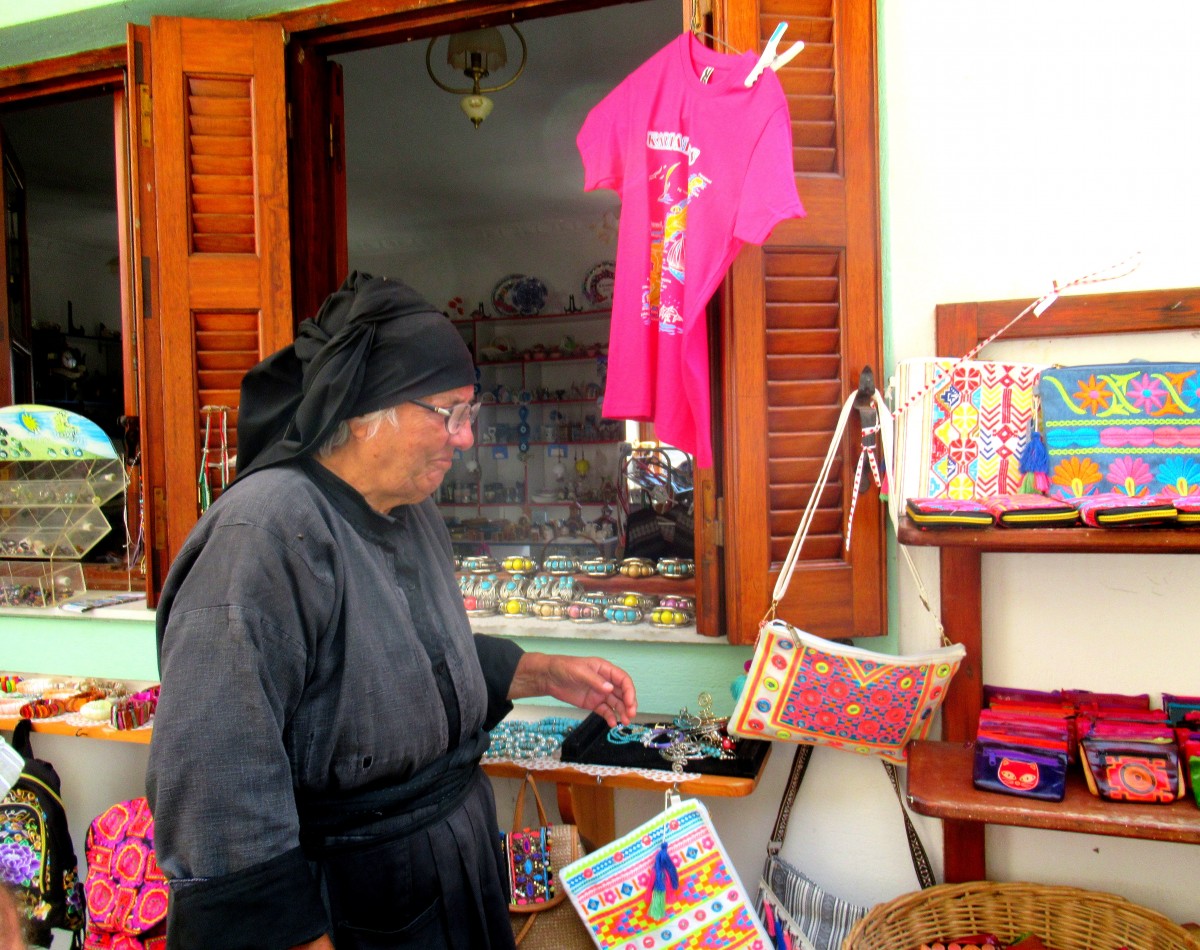 Zdjęcia: Olympos, Karpathos, Starsza pani przy swoim kramiku, GRECJA Zdjęcia: Olympos, Karpathos, Starsza pani przy swoim kramiku, GRECJA