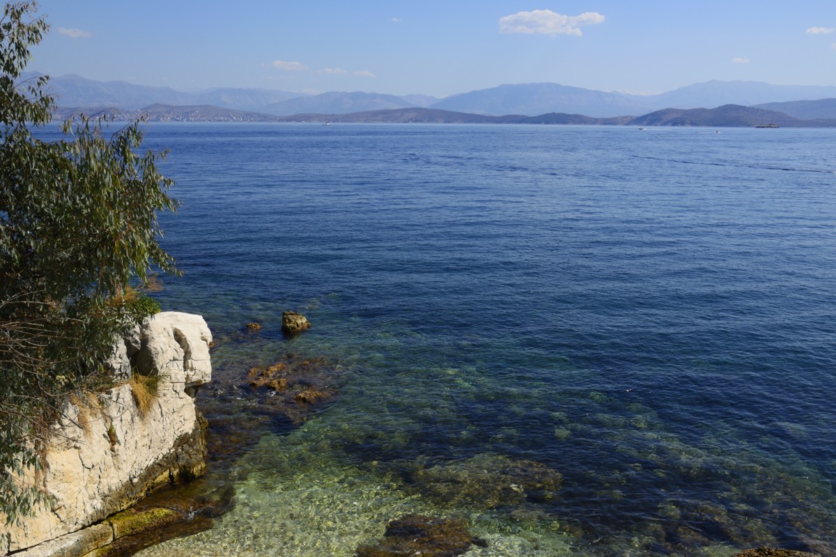 Zdjęcia: Kassiopi, Wyspy Jońskie - Korfu, widok z Kassiopi na wybrzeże Albanii, GRECJA Zdjęcia: Kassiopi, Wyspy Jońskie - Korfu, widok z Kassiopi na wybrzeże Albanii, GRECJA