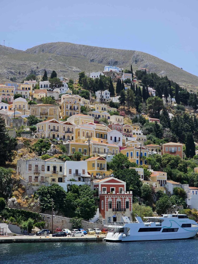 Zdjęcia: port Gialos, Symi, Wpływamy do portu, GRECJA Zdjęcia: port Gialos, Symi, Wpływamy do portu, GRECJA
