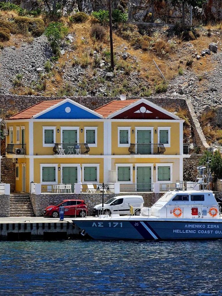 Zdjęcia: Symi port, Symi, Bliźniak u podnóża góry, GRECJA Zdjęcia: Symi port, Symi, Bliźniak u podnóża góry, GRECJA