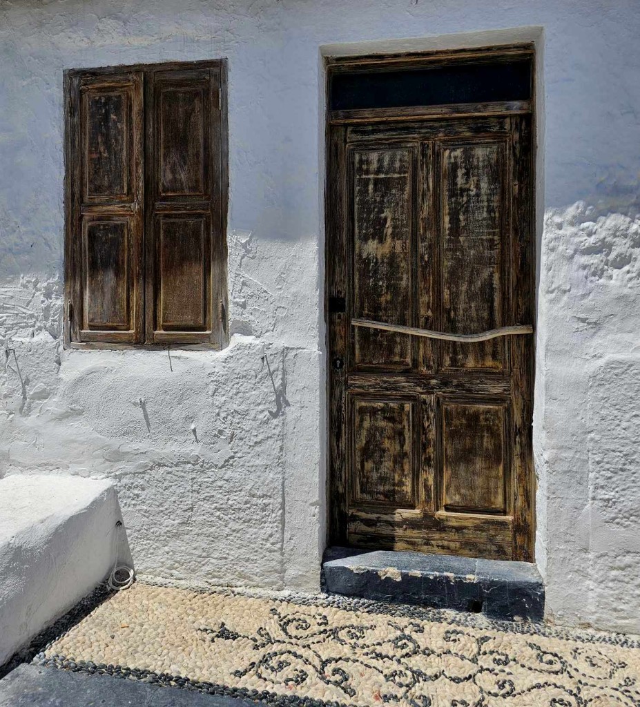 Zdjęcia: Lindos, Rodos, Charakterystyczny "dywanik" przed wejściem, GRECJA Zdjęcia: Lindos, Rodos, Charakterystyczny "dywanik" przed wejściem, GRECJA