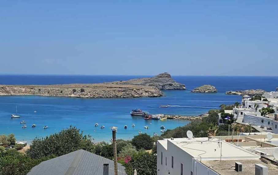 Zdjęcia: Lindos, Rodos, Widok z dachu na zatokę, GRECJA Zdjęcia: Lindos, Rodos, Widok z dachu na zatokę, GRECJA