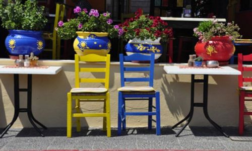 Zdjęcie GRECJA / SANTORINI / Kamari / krzesła