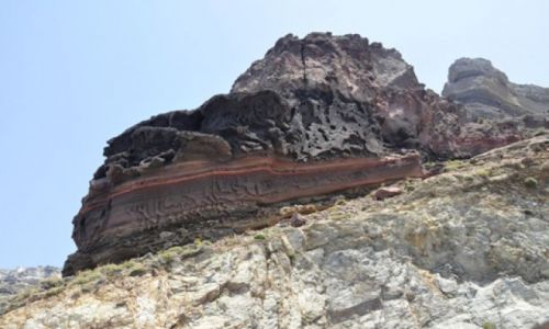 Zdjęcie GRECJA / SANTORINI / Athinios Port / skała