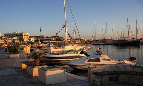 Zdjcie GRECJA / Cyklady / Naksos / port o zachodzie soca