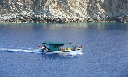 Zdjęcie GRECJA / Cyklady / wyspat Tinos / samotny kuter