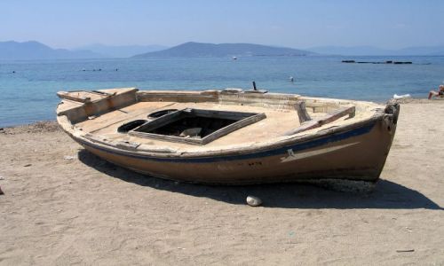 Zdjęcie GRECJA / brak / Wyspa Egina / Pozastawiona na plaży