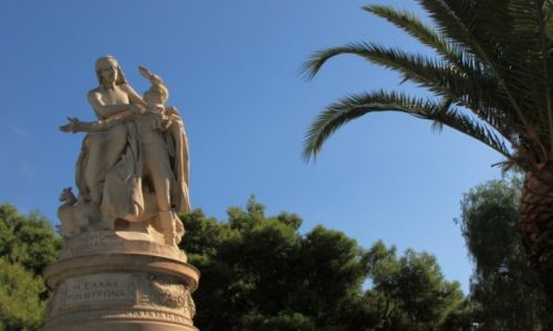Zdjecie GRECJA / Ateny / Olimpiejon / Pomnik Lorda George'a Byrona w objciach muzy