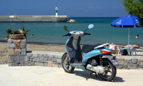 Zdjecie GRECJA / Kreta / Guves / Pejza ze skuterem