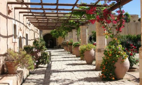 Zdjcie GRECJA / Kreta / Klasztor Arkadi / Kwiaty i dzbany