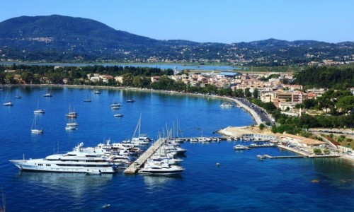 Zdjecie GRECJA / Korfu / Stara Forteca / Widok na port jachtowy i port lotniczy (drugi plan)
