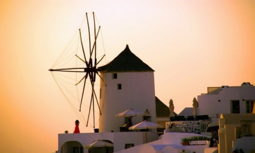 Zdjecie GRECJA / Santorini / Santorini / Kobieta w czerwieni