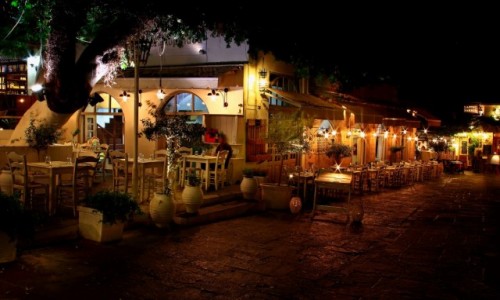 Zdjecie GRECJA / Rodos / Stare Miasto-Rodos / Owietlone noc wskie uliczki stolicy wyspy.