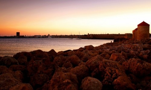 Zdjcie GRECJA / Rodos / Port Mandraki  / Trzy bizantyjskie wiatraki 