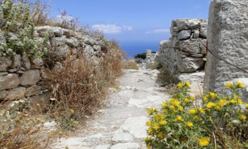 Zdjecie GRECJA / Santorini / Szczyt Mesa Vouno - staroytna Thera / W uliczce staroytnego miasta.