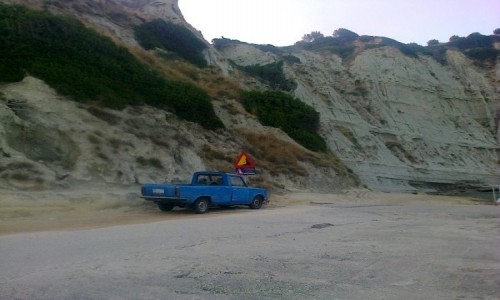 Zdjcie GRECJA / Kefalonia / Spartia / Pikap pod klifem