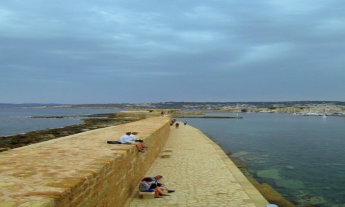 GRECJA / Kreta Zachodnia / Chania / Grobla prowadzca do latarni morskiej