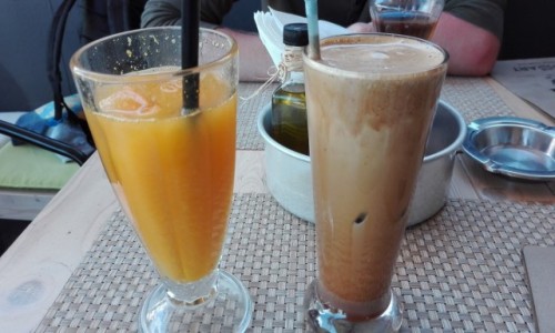 GRECJA / Korfu / Korfu - miasto / wiey sok pomaraczowy i frappe w korfiaskiej kawiarni