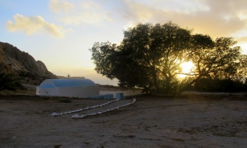 Zdjecie GRECJA / Karpathos / Arkasa / Soce schowane w drzewie