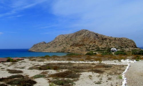 Zdjcie GRECJA / Karpathos / Arkasa / Kamyczkowe alejki i widok na gr