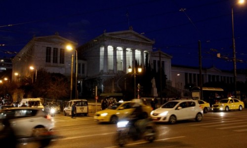 Zdjcie GRECJA / - / Ateny / Biblioteka Narodowa przy ruchliwej ulicy Omonoia
