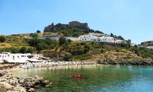 Zdjcie GRECJA / Archipelag Dodekanez / Wyspa Rodos - Lindos / widok na akropol z portu