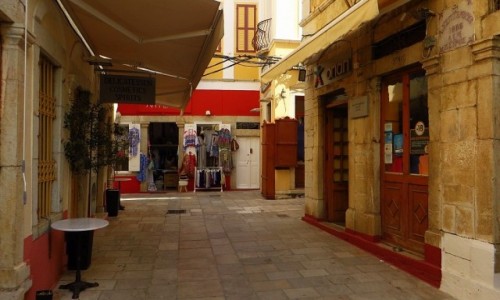 Zdjcie GRECJA / Archipelag Dodekanez / Wyspa Simi - Gialos / uliczka w Gialos