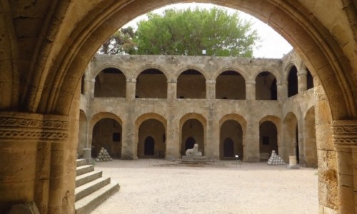 Zdjcie GRECJA / Archipelag Dodekanez / Wyspa Rodos - Rodos / Muzeum Archeologiczne - dziedziniec