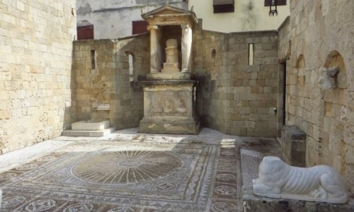 Zdjcie GRECJA / Archipelag Dodekanez / Wyspa Rodos - Rodos / Muzeum Archeologiczne - dziedziniec