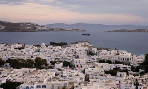 Zdjcie GRECJA / Cyklady / Chora, Mykonos / Mykonos wieczorem - w centrum synne wiatraki