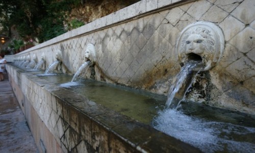 Zdjęcie GRECJA / Kreta / Spili / Fontanna z 25 rzeźbionymi głowami lwów