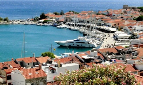 GRECJA / Wyspy Egejskie / Samos / Spojrzenie na port w Pithagorio