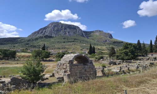 Zdjecie GRECJA / Peloponez. / Korynt. / Wzgórze Akrokorynt oraz ruiny starożytnego Koryntu.